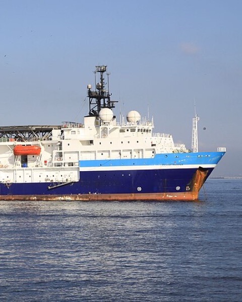 Seismic vessel at sea, geophysical acquisition